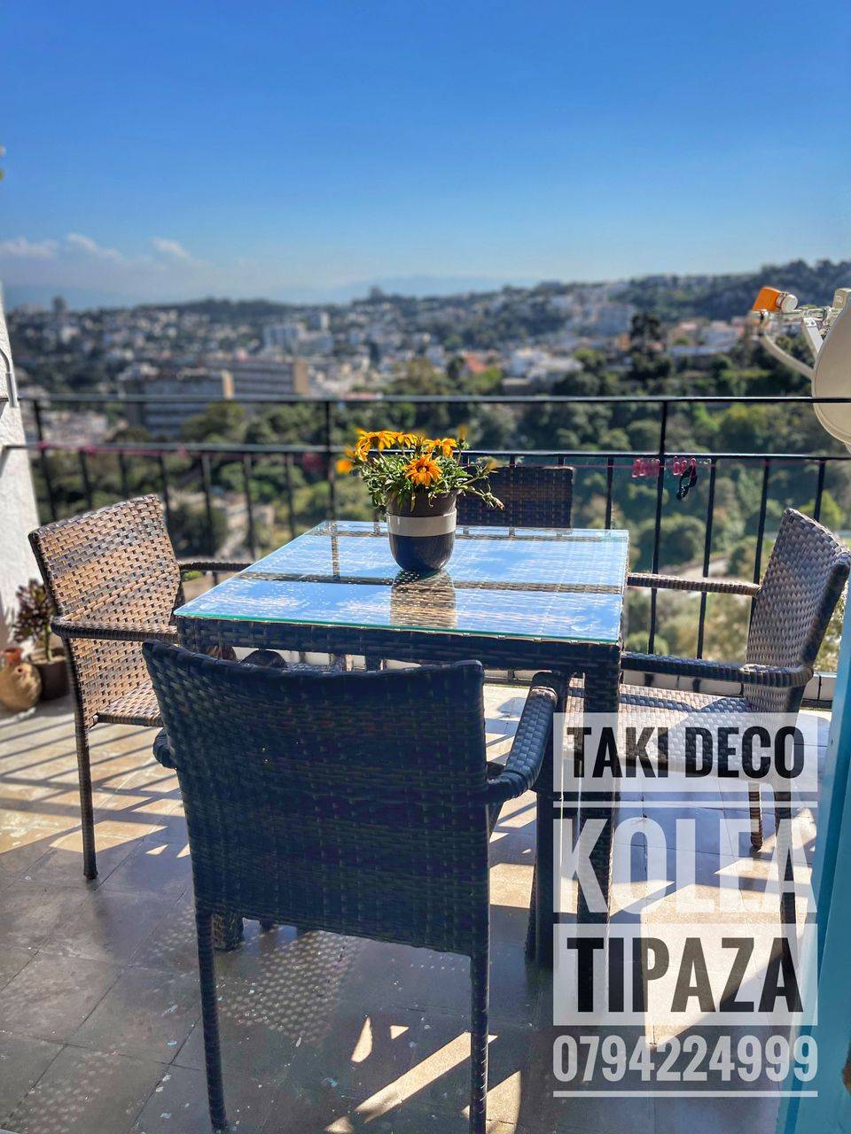 table en verre avec les chaises