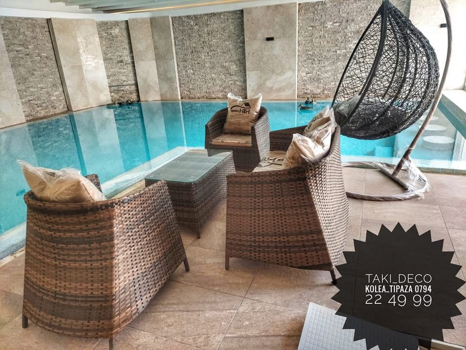 ensemble canapé deux placesDeux fauteuils individuels Une table basse rectangulaire avec un plateau en verre trempé